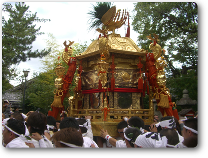 八坂神社を出るお神輿